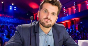 Tale e Quale Show, Frank Matano distratto La signora guarda il gradino
