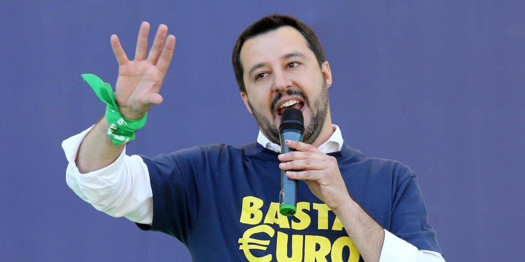 Matteo Salvini durante il suo intervento al raduno 2014 della Lega Nord a Pontida in provincia di Bergamo, 4 maggio 2014.  ANSA/PAOLO MAGNI