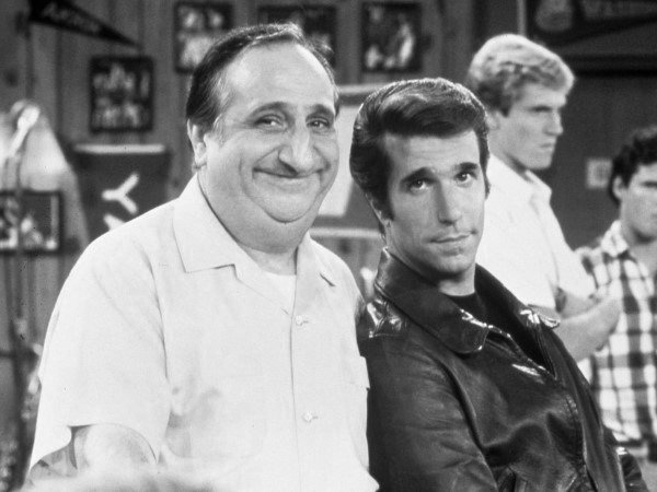 Al Molinaro sul set di 'Happy Days' insieme ad Henry Winkler (Fonzie)