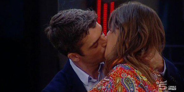 Grande Fratello 14, il bacio tra Rebecca e Luca Argentero