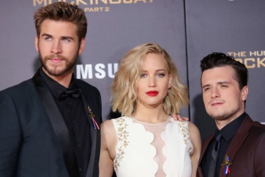 Hunger Games, il cast rende omaggio alle vittime di Parigi durante la premiere di L.A.
