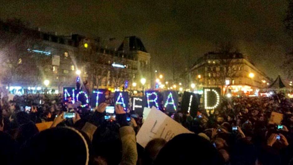 La manifestazione organizzata per le strade di Parigi dopo i fatti del 7 gennaio