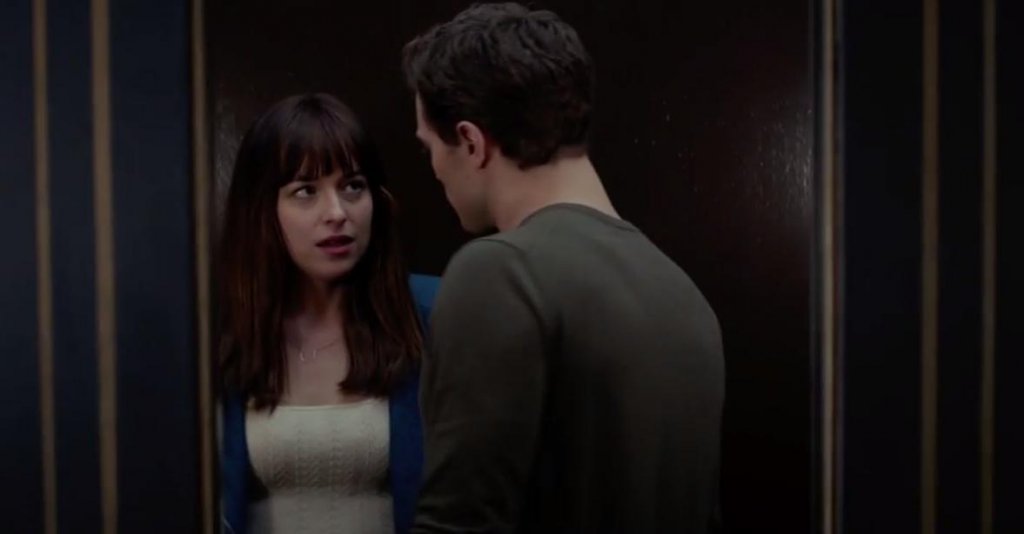 Dakota Johnson/Anastasia Steele e Jamie Dornan/Christian Grey in una scena di '50 sfumature di grigio'