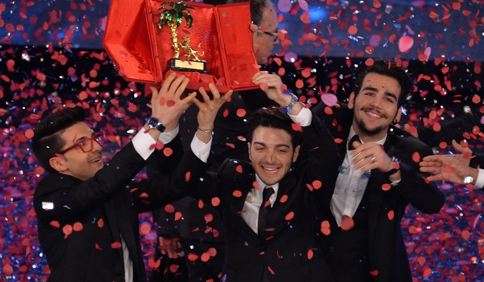 I tre componenti de Il Volo festeggiano il trionfo al Festival sul palco dell'Ariston