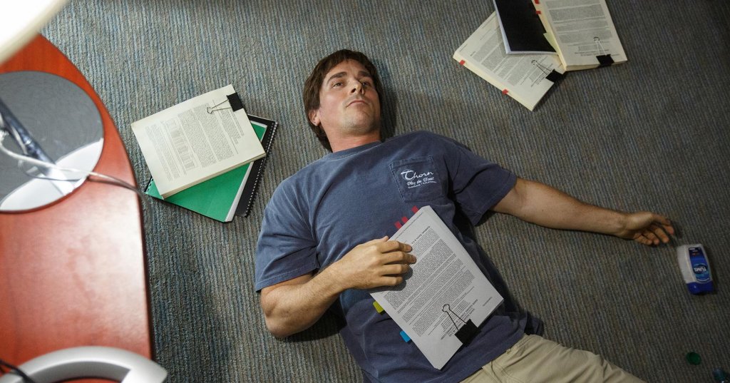 Michael Burry/Christian Bale in una scena del film