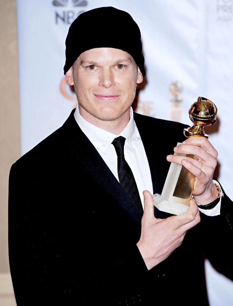Michael C. Hall in posa col Golden Globe vinto nel 2010