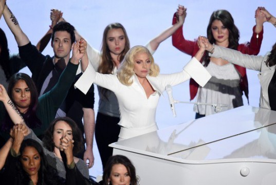 Oscars 2016: Lady Gaga commuove il pubblico cantando ‘Til it happens to you’