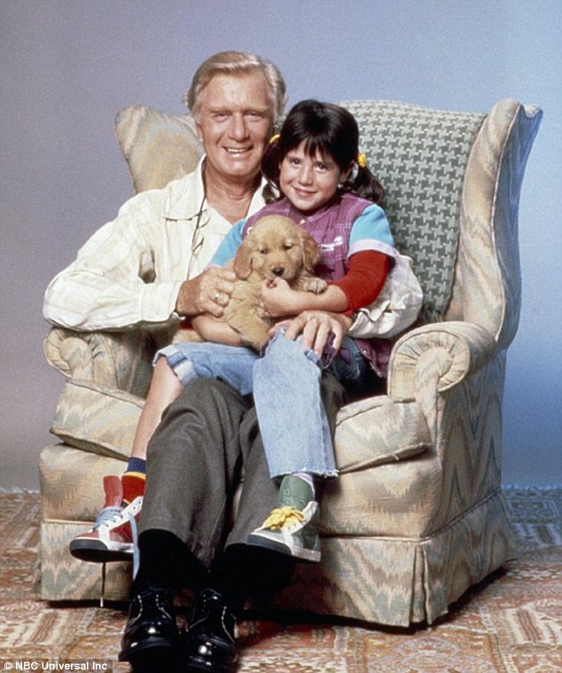 George Gaynes insieme a Soleil Moon Frye sul set di 'Punky Brewster' (Photo Credits: NBC)