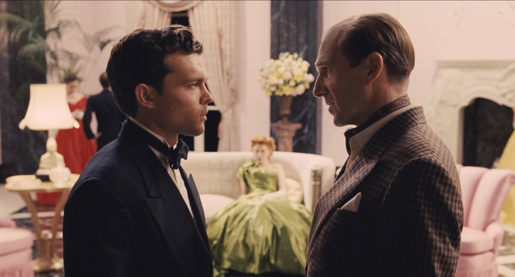 Alden Ehrenreich insieme a Ralph Fiennes in una scena di 'Ave, Cesare!'