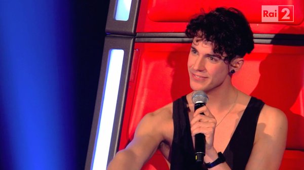 The Voice of Italy, il segreto della tenda: 'E' un uomo o una donna'?