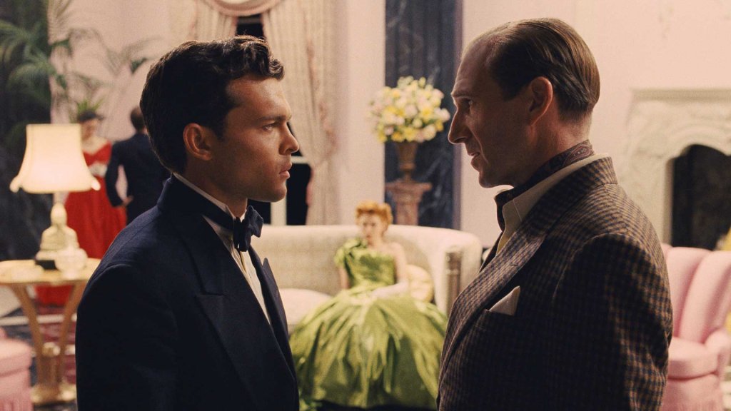 Alden Ehrenreich e Ralph Fiennes in una scena del film