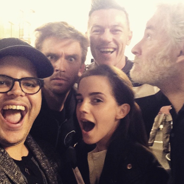 Selfie di gruppo sul set, postato da Josh Gad sul suo profilo Instagram. La foto risale al 2015.