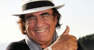 Al Bano si diverte con Romina sul palco