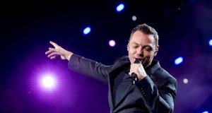 tiziano ferro gay ministro fontana arcobaleno