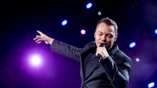 tiziano ferro gay ministro fontana arcobaleno